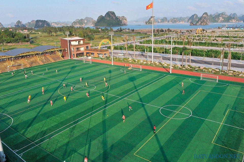 Sân bóng khu đô thị Phương Đông Vân Đồn