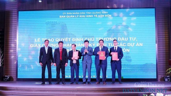 Trao giấy phép triển khai khách sạn và bến cảng Ao Tiên Vân Đồn