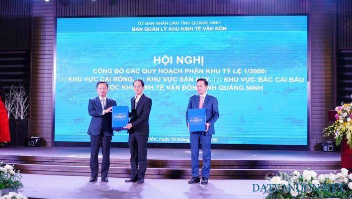 Trao quyết định phê duyệt quy hoạch phân khu Vân Đồn